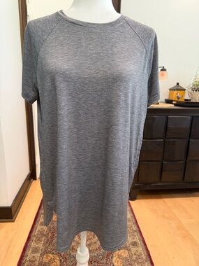Women's Short-Sleeve Crew Tee in Heather Gray